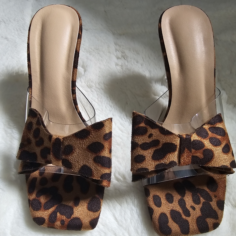 Leopard shoes with acrylic heel